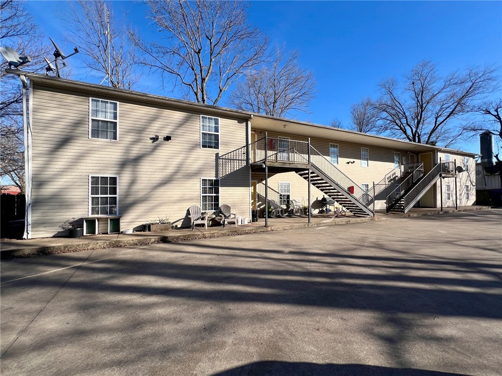 Nice apartment in Springdale. Home features 2 bedrooms, 1 full bath, all appliances, vinyl wood floors throughout, & new paint.