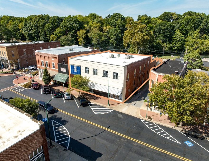 Discover 116 Broadway St, a prime mixed-use building in the heart of downtown Siloam Springs. This exceptional property combines retail, office, and fully furnished loft apartments, offering diverse income streams. With ±14,632 SF and a highly walkable location, it presents a unique investment opportunity. Don't miss the chance to own a piece of Siloam Springs' vibrant commercial and residential landscape.