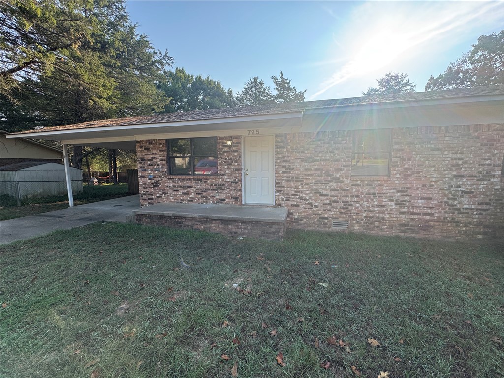 Welcome to this charming 3-bedroom, 1-bath home nestled in the heart of Heber Springs. Perfect as a starter home or investment property, this residence offers a comfortable layout with a bright living area and functional kitchen space. The three bedrooms provide flexibility for family, guests, or a home office, while the full bath is conveniently located. Situated close to schools, shopping, and all the amenities of downtown Heber Springs, this home offers both comfort and convenience. Whether you’re ready to buy your first home or looking to expand your rental portfolio, this property is full of potential!