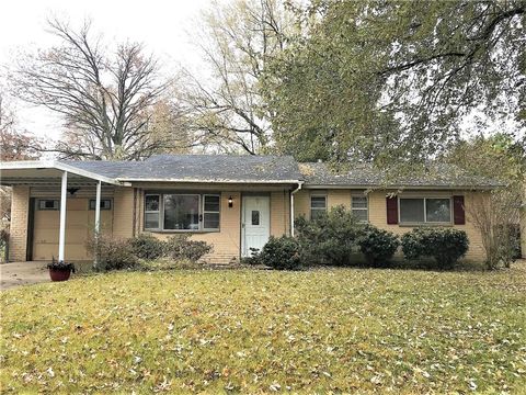 Photo of 1304 Sunset Drive, Rogers, AR 72756 (MLS # 1334281)