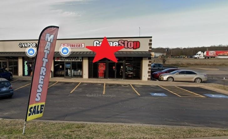 Main image without alt text