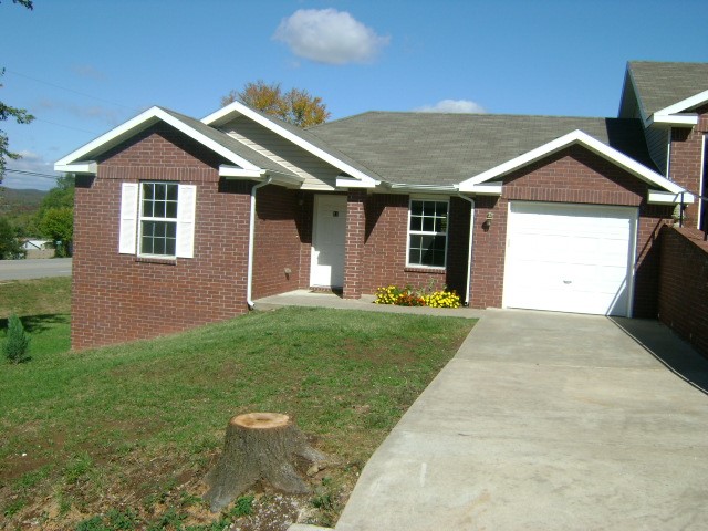 Very attractive newer construction duplex in West Fork. 2bedroom/2 bathroom/ 1car garage all brick and all appliances. Like new condition with yard care included. Close to everything, well built and user friendly.