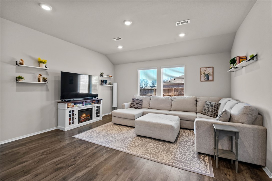 Pioneer Woods Ph 3 Gentry - Residential