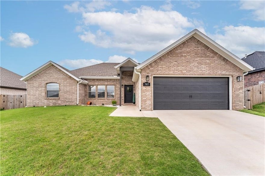 Here is your next home with all the modern upgrades in the heart of Siloam Springs. Property has everything you will need with large, fenced back yard, open concept living space and large rooms and closets. This home is only a couple of years old in new neighborhood. No traffic through road for additional privacy and your kid's enjoyment.