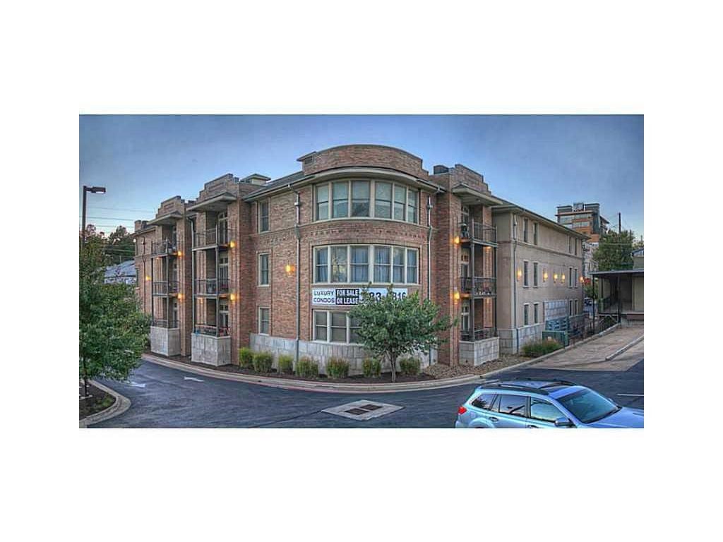 Immaculate downtown condo. This 2 bedroom, 2 bathroom condo located in the Metro District Lofts is the location you have dreamed about. 1 block off Dickson Street, next to the trail system and within walking distance to U of A, restaurants, shopping and the Farmers Market. Features include high ceilings, balcony, SS appliances, Jacuzzi tub, granite counters, fireplace, wood floors, elevator & much more. Amazing courtyard is perfect for entertaining with neighbors and friends. Perfect Razorback condo!