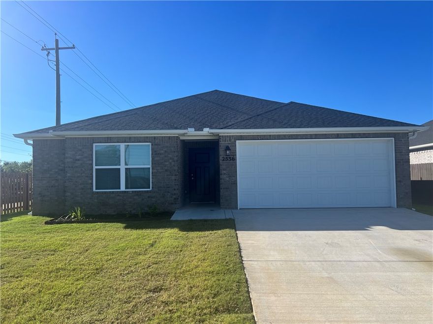Now Leasing – New 4-Bedroom Home in Siloam Springs, AR
Be the first to live in this beautiful new construction home featuring 4 bedrooms, 2 bathrooms, and an open-concept layout. Enjoy a spacious living area, cozy dining space, and a fully equipped kitchen with energy-efficient appliances, ample counter space, and a large pantry.
Additional highlights include a welcoming front porch, covered entryway, and landscaped front yard. Energy-efficient design throughout for added comfort and savings. Tenant will be responsible for all utilities and lawn maintenance.