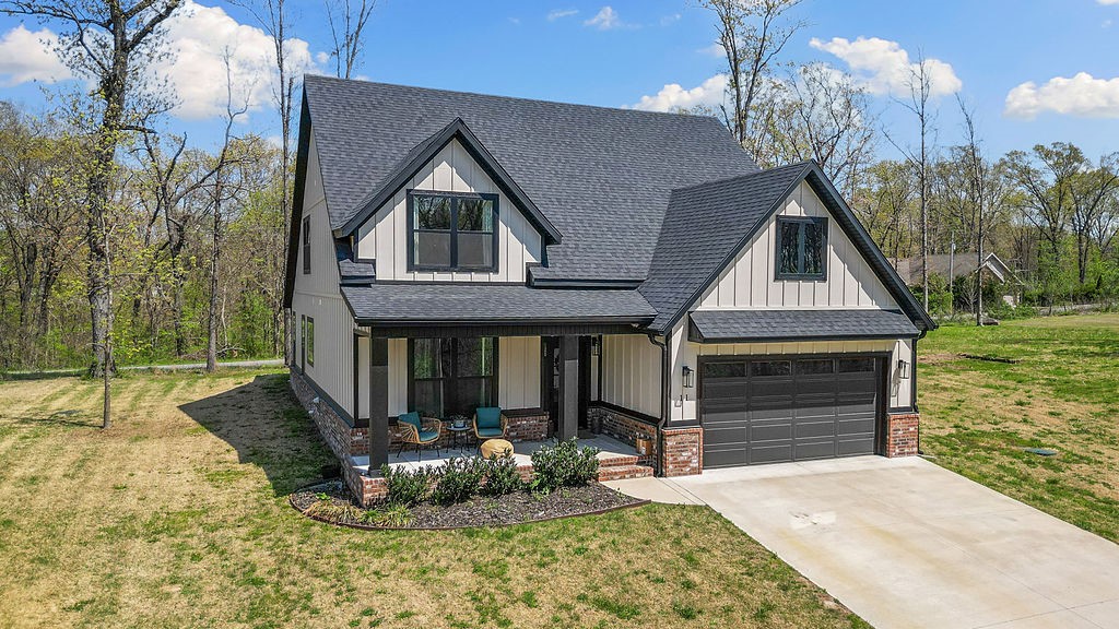 Stop the search. This is the one.
3 bedrooms. 2.5 baths. Bonus room. Built in 2022. And yesāitās on a flat lot, walkable to Loch Lomond. If youāve been waiting for the right home in Bella Vista, this is it.
Flat lots in this area donāt come up often. When they do, they moveāfast. Add in a like-new home with modern finishes and an open floor plan? Thatās a no-brainer.
And hereās the kicker: thereās a new mountain bike park coming to Bella Vista, making it that much more desirable.
Use the bonus room as a home office, gym, guest spaceāwhatever you need. This layout works. The location wins. And the lifestyle sells itself.
Donāt wait. The good ones donāt sit long, and this is one of the good ones.