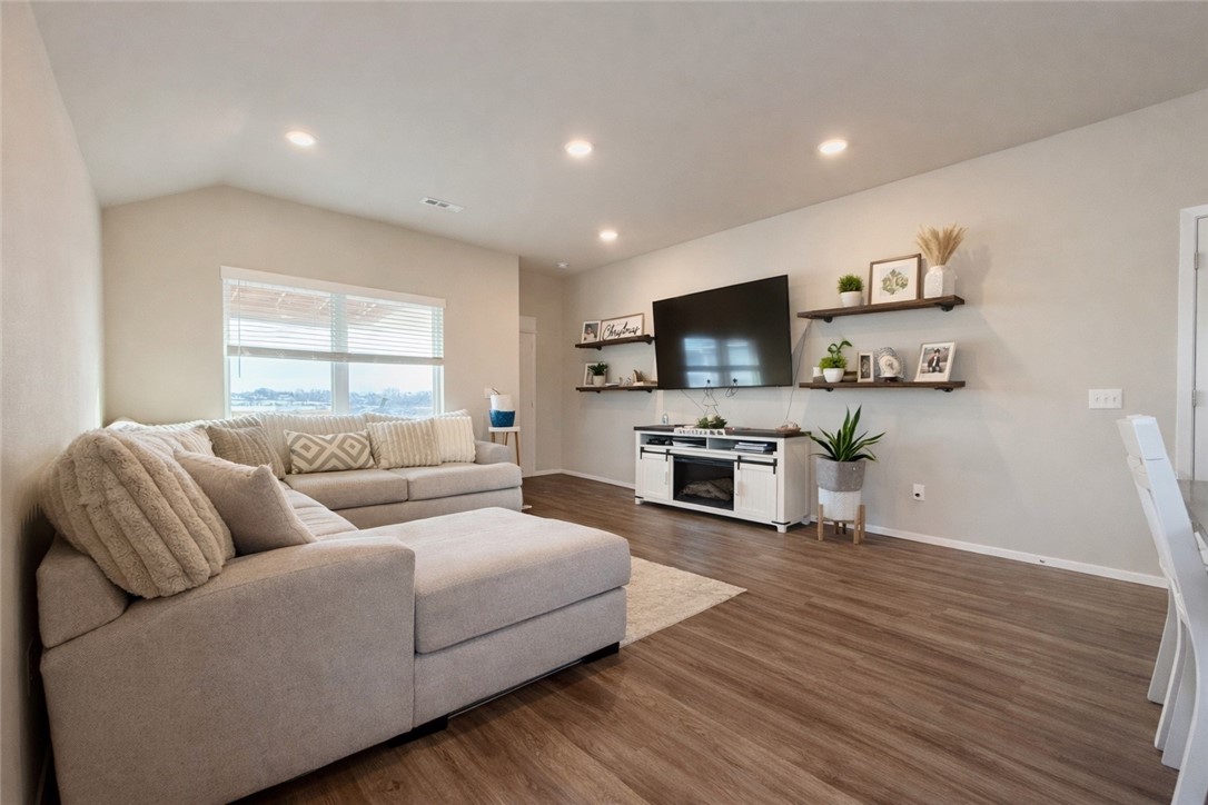 Willow Creek Ph 2 Rogers - Residential Lease