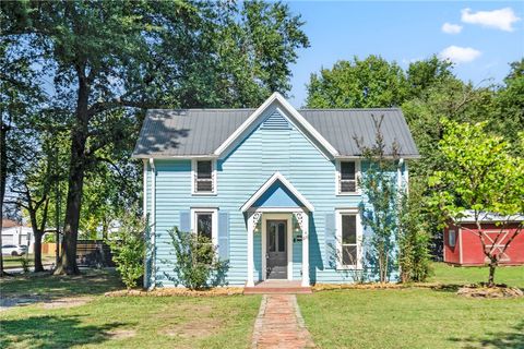 Photo of 616 W Center Avenue, Springdale, AR 72764 (MLS # 1324794)