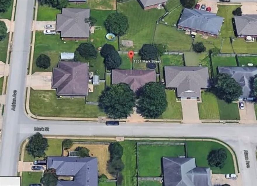 Well maintained duplex, sits in a very desirable subdivision, 2 bed 2 bath, new roof, new hvac, both sides leased