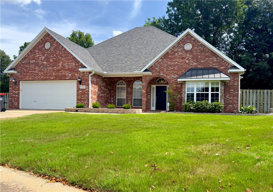 Finally a home strategically sitting in the perfect cup-de-sac location with amazing private & wooded backyard view. So relaxing and hard to find, especially in this price point. Open floor plan with multiple layout options. Chef’s kitchen with great layout ready to entertain. Walk-in Pantry, double oven, granite counter tops, eat-in kitchen & great prep space. Split floor-plan with 4 BR or dedicated office, you choose. 3 BA. Cozy gas fireplace in LR ready for those cool NWA nights. Two decks with the back deck overlooking the expansive hardwoods. Older storage building is very functional & conveys.
Very close to the Razorback Greenway Trails. So get your bikes ready !