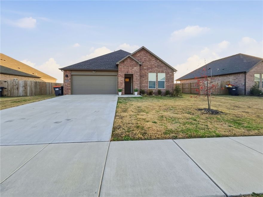 Come check out this cute home at 4011 Aryana Ave in Springdale! It’s tucked inside an adorable, well-kept neighborhood that’s close to parks and everything you need. The layout feels bright and easy to live in, with a cozy vibe the moment you walk in.
The best part? It’s truly move-in ready — the refrigerator, washer, and dryer all stay. The backyard is just the right size to enjoy without a ton of upkeep, and the location gives you quick access to schools, shopping, and I-49.