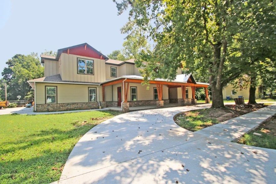 FABULOUS 5 BEDROOM/5 FULL BATH BEAUTY IN THE HEART OF DOWNTOWN BENTONVILLE!!  This amazing home sits on a .49 acre corner lot and features an open gourmet kitchen complete with high end stainless appliances and a private caterer’s kitchen ideal for entertaining, open living area w/ fireplace, formal dining w/ wet bar, main level master retreat, main level guest suite, large covered patio w/ built-in kitchen.  Second level hosts 3 bedrooms each with a private bath and large bonus room w/ kitchenette.  Front circle drive with large covered front porch!  Walk to the square and enjoy the best of Downtown living!