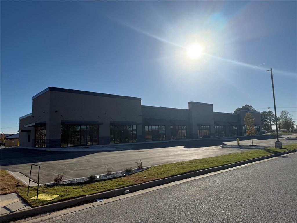 Venezia Piazza Add - Commercial Lease