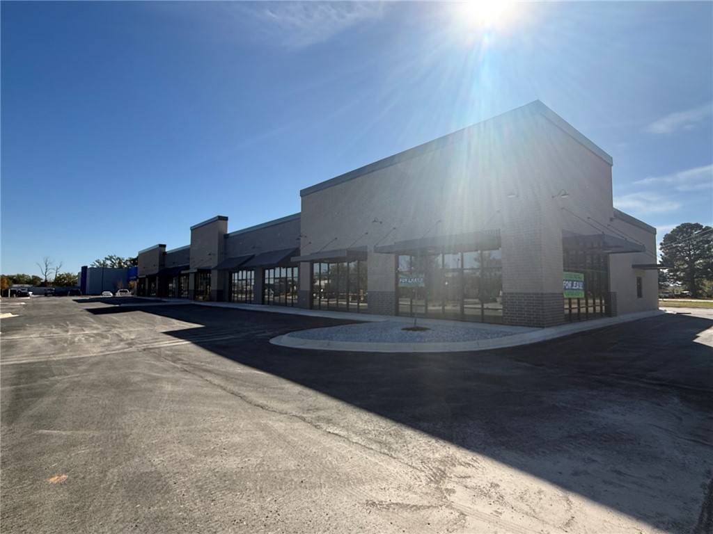 Venezia Piazza Add - Commercial Lease