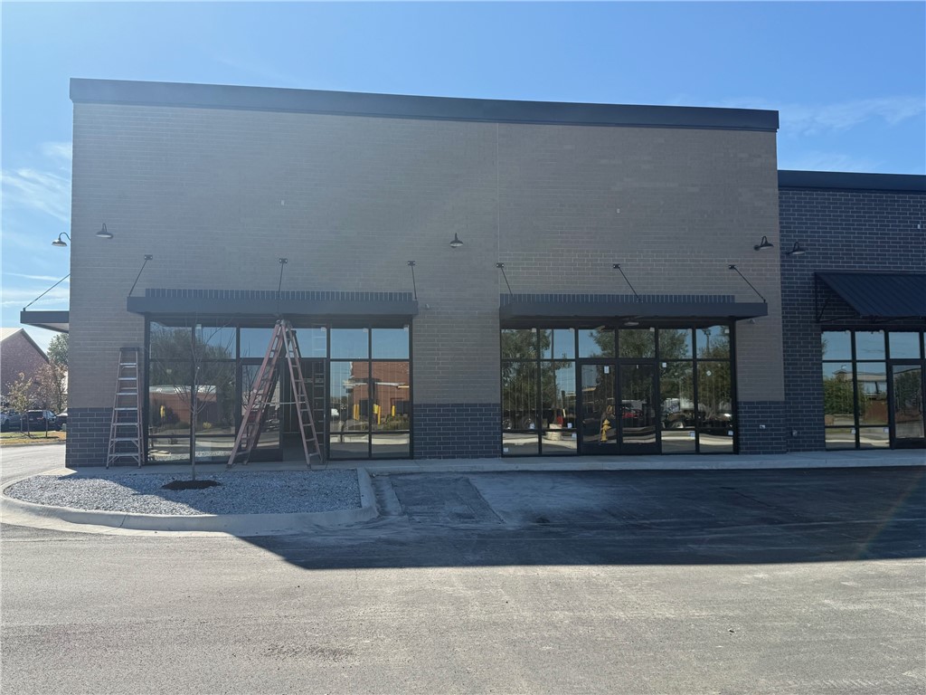 Venezia Piazza Add - Commercial Lease