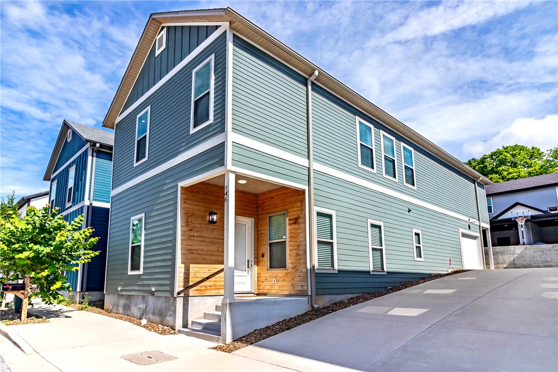 Located just South of downtown Fayetteville for this 3 bedroom, 2.5 bath home is in walking distance to
entertainment and restaurants, easy access to the Razorback Regional Greenway, and biking/walking
distance to the U of A! Inside features quartz counters in kitchen, bathrooms, and laundry room, lots of
natural light throughout, a chef's kitchen with hood vented to exterior, tile backsplash, and 5 burner gas
cooktop, open living area, tons of custom cabinets for storage, 2" faux blinds, and ceiling fans. This home
has a low maintenance exterior and a single car garage. Come see this place today!