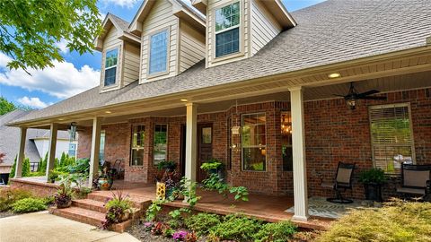 Photo of 2305 E Whispering Oaks Lane, Fayetteville, AR 72701 (MLS # 1351278)