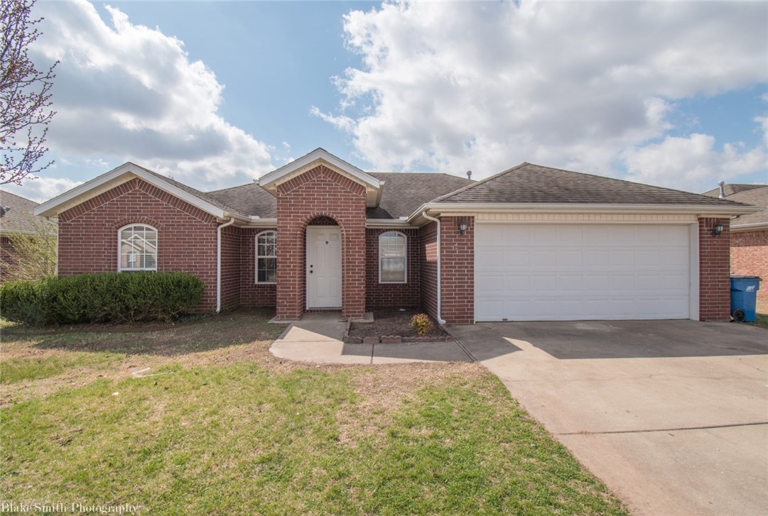 Wonderful family home in great neighborhood, with laminate flooring throughout, except for tile in wet areas! Beautiful gas fireplace in living room. All this with Bentonville schools!
MLS Remarks: