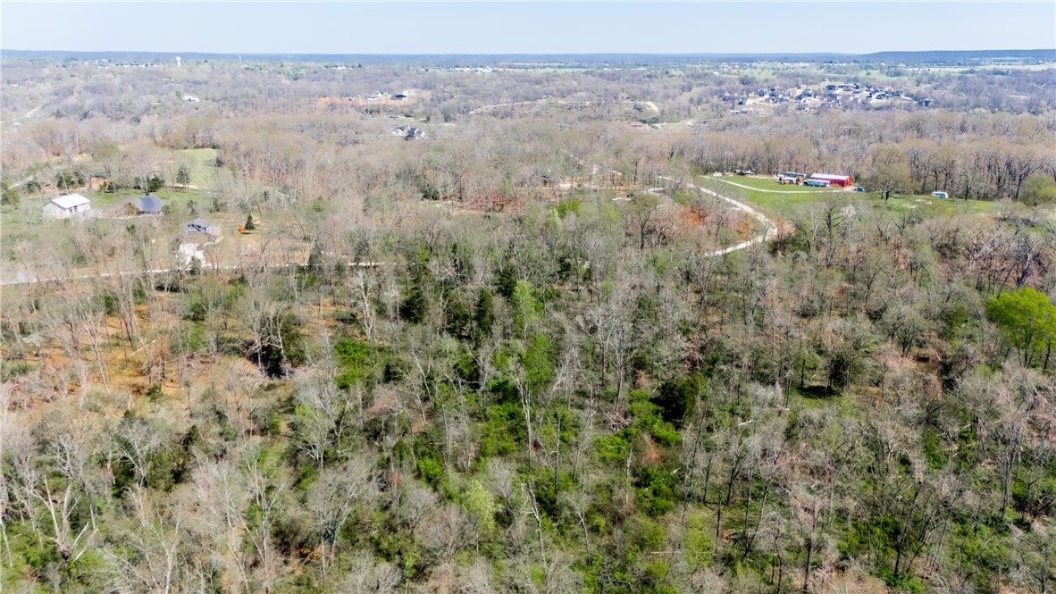 This is prime development land in a fast-growing area, perfect for creating estate-sized lots. Only a 5 minute drive to the Big Sugar Golf Course! With upscale homes already in the neighborhood, itās an ideal spot to build and invest. The property offers easy access to major roads and is just minutes away from local amenities. Itās a great opportunity to be part of a thriving community.
