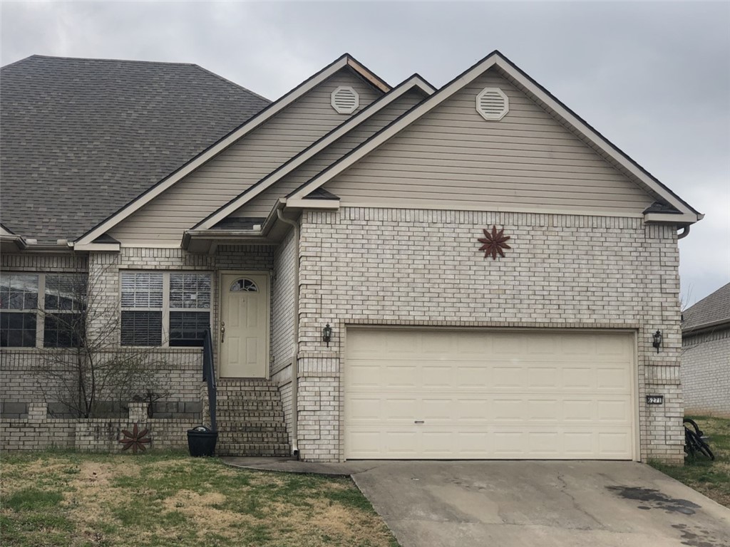 Charming 3 bedroom, 2 bath townhouse located on the West side of Fayetteville. Features include hardwood flooring and ceramic tile, oversized master suite, plenty of storage, great floor plan, and nice sized backyard. Great for those wanting Farmington School District.
