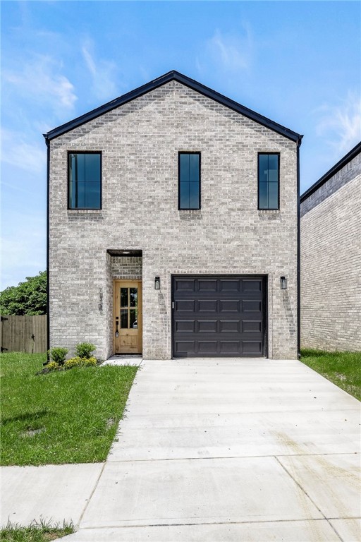 New Construction Single-Family Townhouse for Sale in Downtown Rogers. 3 Bed, 2.5 Bath, 1 Car Garage. LVP Flooring in all bedrooms and living areas, Tile Floors and Shower Walls in all bathrooms. Lots of Extra Storage. Covered porch out back. Agent Owned.