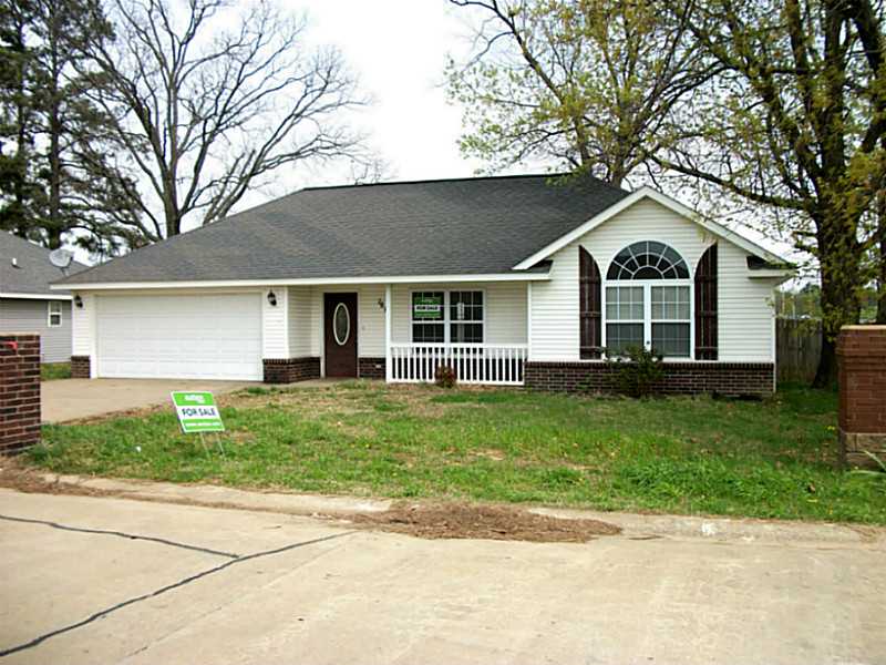 Great starter home or investment opportunity! 3 bedrooms, 2 baths, 1280 sf with an open floor plan. Split bedrooms, eat in kitchen, large utility room, wood laminate flooring with tile in the wet areas. Entertainment alcove sits above gas fireplace in LR.,2 car garage, vinyl and brick exterior sitting on a corner lot with privacy fenced backyard.