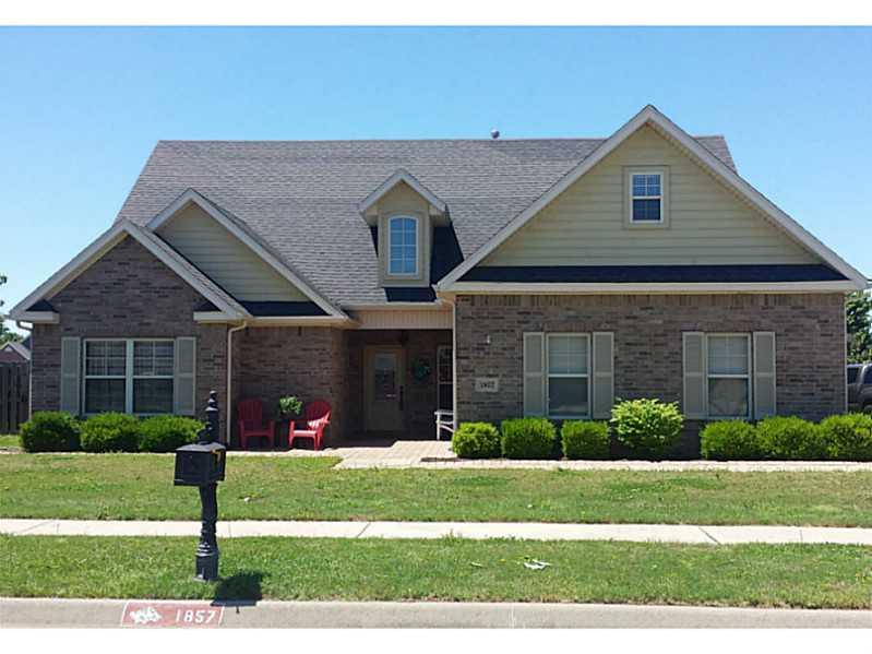 Great family home in Stonebridge that sits on a large corner lot. 4 Bedroom, 3 full baths plus a bonus room! Other features include granite counters, high ceilings, beautiful light fixtures and crown molding throughout. Backyard includes wood privacy,fence and fire pit. Only a block from park. Must see!