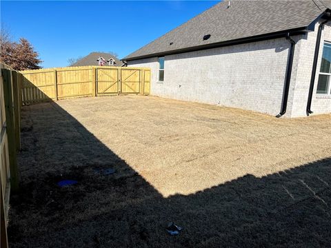 Single Family Residence in Prairie Grove AR 1601 Colonel Bartow Dr 13.jpg