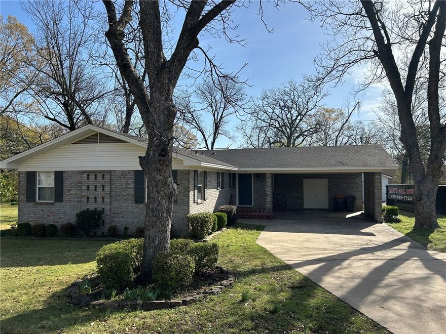 Great location in the heart of Russellville! This property at 101 N Fairbanks Ave offers convenient access to downtown, shopping, restaurants, and Arkansas Tech University. Situated on a corner lot, the home features plenty of potential with a functional layout and spacious yard. Whether you're looking for a personal residence or an investment opportunity, this property is full of possibilities.