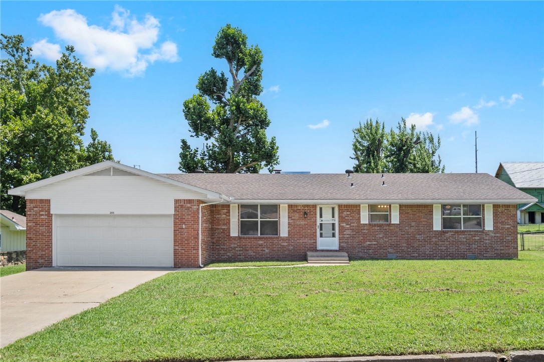 If youāve been touring Downtown Bentonville properties and thinking, āThatās not how I wouldāve done itāāplus, if youāre not looking to pay top dollar for someone elseās design choicesāthen this might be the one for you.
This home is a blank canvas with good bones, ready for you to make it your own. Just a 6-minute bike ride east to Downtown Bentonville, a 6 minutes bike ride west to Coler Mountain Bike Trails, and a 4 minute bike ride south to the new 8th st. Gateway Park, that makes this a prime location. Inside, you'll find a spacious layout with both a large living room and family room side by side, plus a generous two-car garage. Itās a one-level rancher sitting on a large lot with tons of potential, a 4 year old roof, 2 year old water heater, and 9 year old HVAC. Bring your contractor, your Pinterest board, and your imaginationāthis is your chance to create something special.