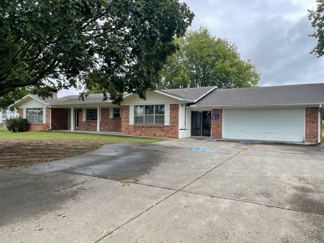 Single tenant office space on 48th Street in Springdale. Great central location with convenient access to I-49. Call for more information.
