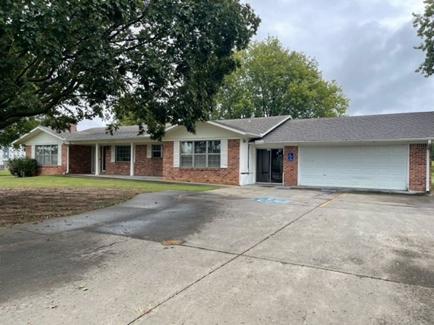 Single tenant office space on 48th Street in Springdale. Great central location with convenient access to I-49. Call for more information.