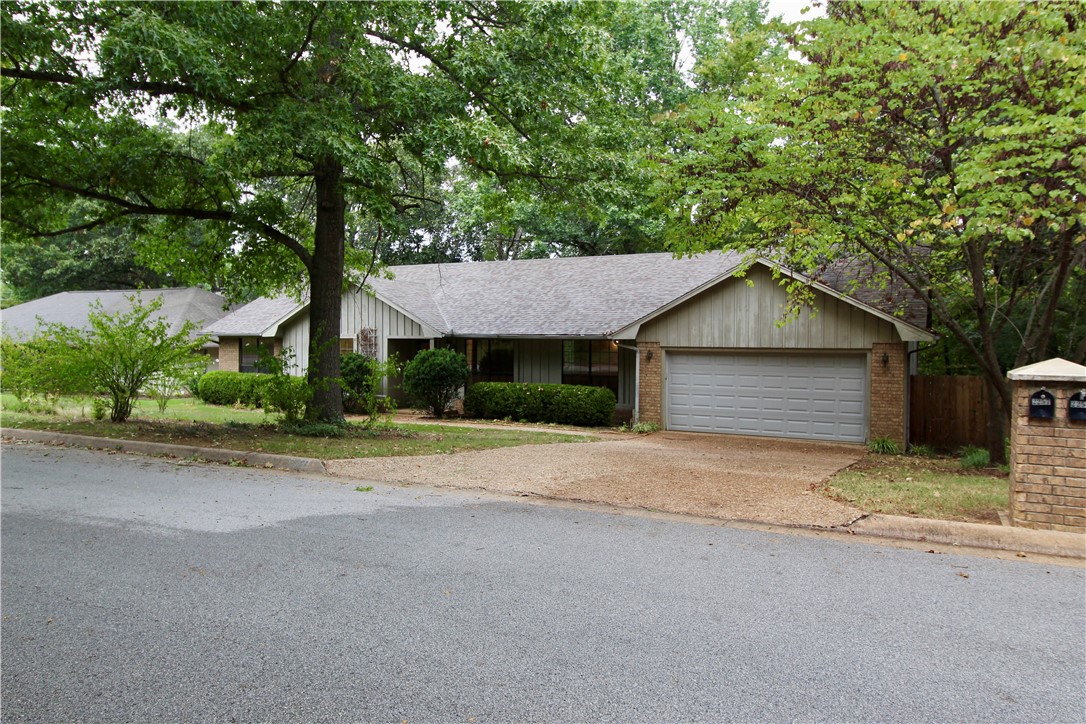 Welcome to this charming 3-bedroom, 2-bath home situated on a spacious .33-acre lot in the highly sought-after East Oaks subdivision. This property boasts a beautifully fenced-in backyard, perfect for outdoor gatherings, gardening, or simply enjoying the serene surroundings. Inside, you'll find a well-designed layout that maximizes space and comfort, making it an ideal retreat for families or those looking to entertain. The neighborhood offers a wonderful sense of community, with convenient access to local amenities and scenic parks. Donāt miss your chance to own a piece of this desirable subdivisionāschedule a showing today!