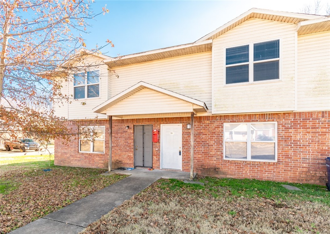 Large 1,681 sq. ft. 3 bed, 2.5 bath townhouse in Siloam Springs, across the street from the Aquatic Center, minutes from shopping, Wal-Mart, schools and 412. No pets. Occupied. No showings until after 08/01/2025.