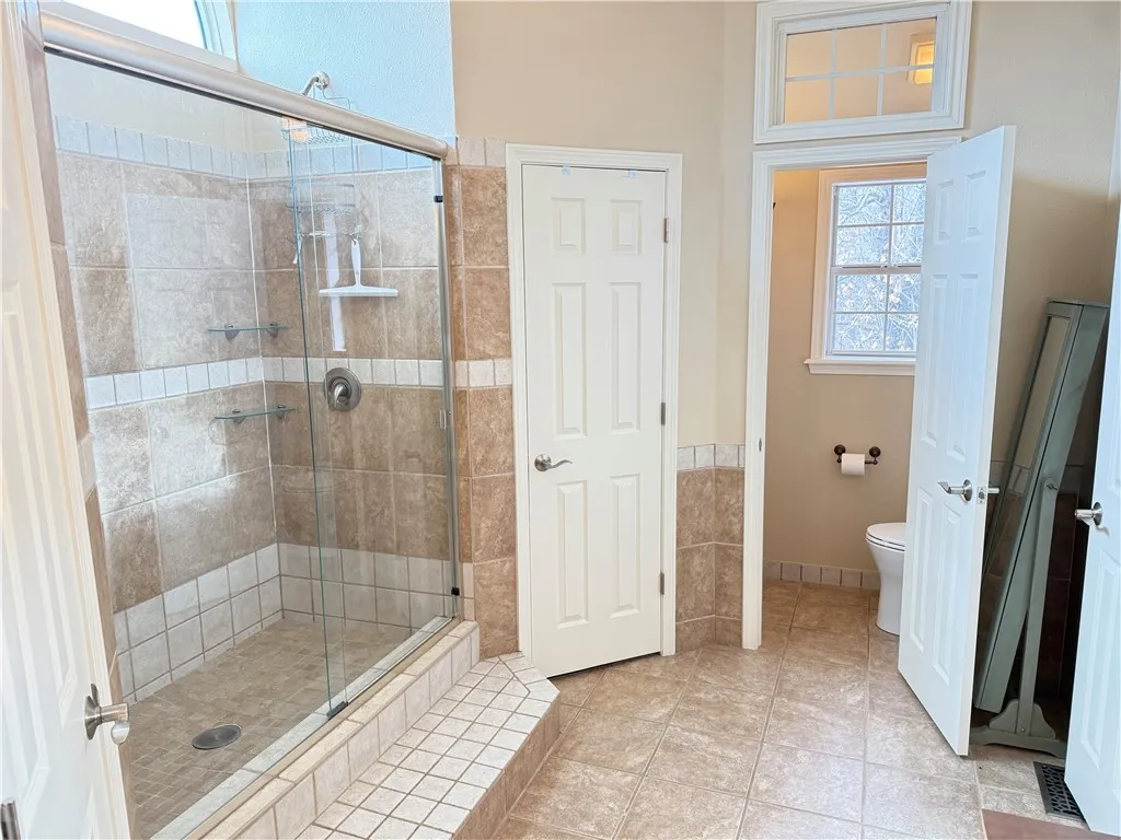 Rogers, Arkansas 72756, United States, 5 Bedrooms Bedrooms, ,4 BathroomsBathrooms,Residential,Pending,78584