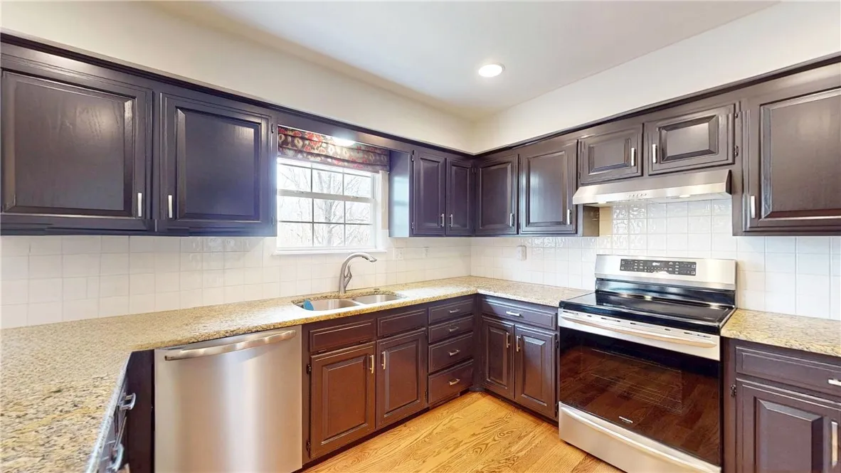 Rogers, Arkansas 72756, United States, 5 Bedrooms Bedrooms, ,4 BathroomsBathrooms,Residential,Pending,78584