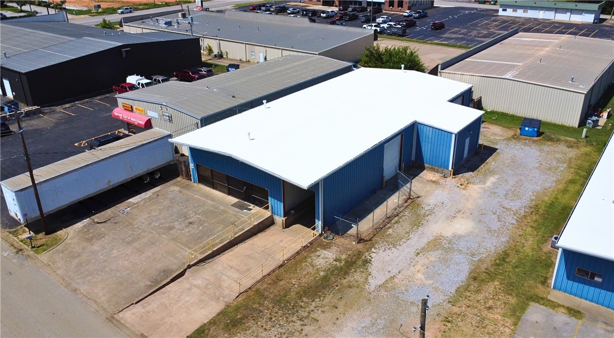 Total building SF: 5,338 SF.
Asking rent: $11.50 PSF | NNN.
Grade level doors: 2 (10' x 14').
Dock level doors: 1.
Min wall height: 16'.
Peak height: 18'.
Power capacity: Single phase.
Parking: 4 spaces.
Located just one mile from Interstate 49, this ±5,338 SF warehouse includes ±1,798 SF of office space with private offices, a reception area, two restrooms, and a breakroom. The building features two grade-level doors, one dock-high door, 16' minimum wall height, single-phase power, and 4 parking spaces.