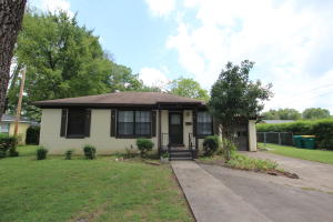 Quaint 2 bedroom 1 and 1/2 bath home with a one car garage would make the perfect home for a small family, or tech students. Nice large back yard for entertaining, pets, or children. Check out our pictures to see how nice this home is.
