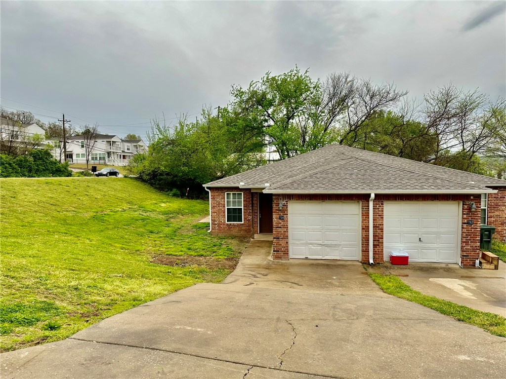 Wonderful duplex located in the Cedarpoint Subdivision! New flooring and fresh paint. Located in the heart of Fayetteville that is close to the University of Arkansas, shopping, dining with easy access to I-49.