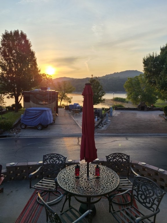 Here fishy fishy .. Table Rock Lake is home to some of the best bass fishing in the Ozarks. Sunsets that will have you melting into the hammock on summer evenings and gentle breezes of fresh air will take the work cares away. Ozark Rv Resort is open year round, whether your a snow bird or a sultry summer enthusiast, you're going to love the Resort life and the amenities being offered. 9 hole golf coarse, 2 pools, fitness center, pickle ball, activity center, laundry facility and private security. 42 ft accommodation- Bring the Kayak and lets row...