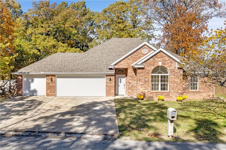 Prime Bella Vista location! This move-in ready home with a hard-to-find 3-car (620 sq ft) garage rests on a level lot with a flat driveway and sits just steps from Branchwood Recreation Center. Enjoy added privacy with POA-owned land next door and a functional open floor plan perfect for everyday living or entertaining. Inside, the split layout offers a private primary suite with his-and-hers closets and a double vanity. The kitchen includes pantry storage and flows seamlessly into the dining and living areas—ideal for hosting family or friends. Branchwood Rec Center is right around the corner and features an indoor pool, hot tub, fitness center, disc golf course, walking trails, and pickleball courts. If you’re searching for a Bella Vista home near amenities, flat driveway, open floor plan, and single-level living—this one checks the boxes.