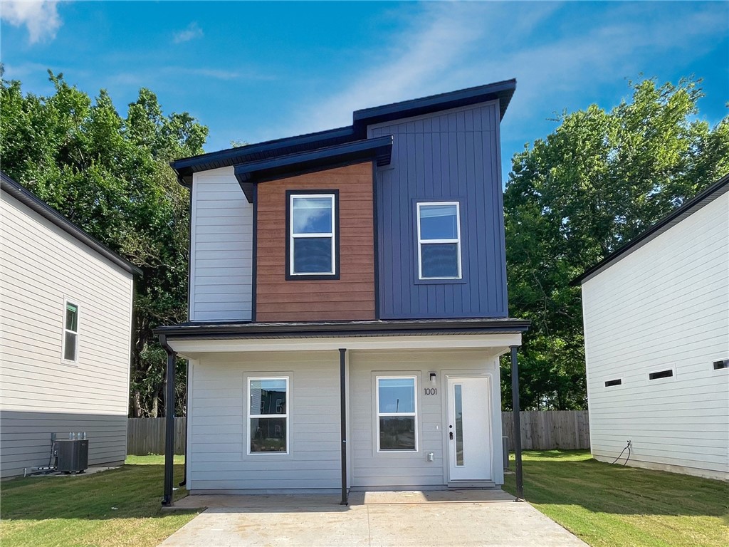 Modern, smart, affordable living! Looking for that first home, wanting to downsize and simplify, or looking for a low-maintenance investment property, Featherston Village may be exactly what you've been looking for. Never think about lawncare again! Everything you need in a great location. Wonderful new subdivision in Bentonville School District. Less than 5 miles from Walmart Corporate office.