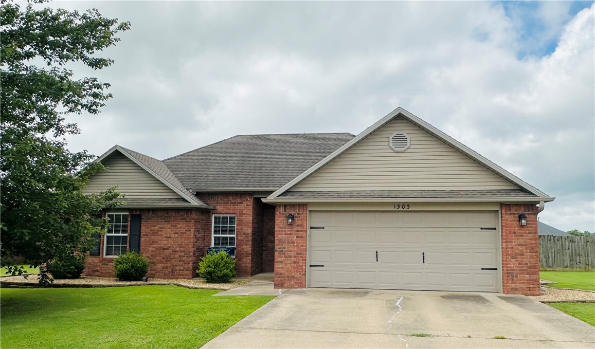 Great 3 Bedroom, 2 bath home with a large fenced back yard! This Pea Ridge home has been well kept and move in ready! With a large fireplace, tall ceilings, eat in modern kitchen, large back yard, and cul-de-sac location, this home has a lot to offer! Fridge, Washer, and Dryer to convey with accepted contract.