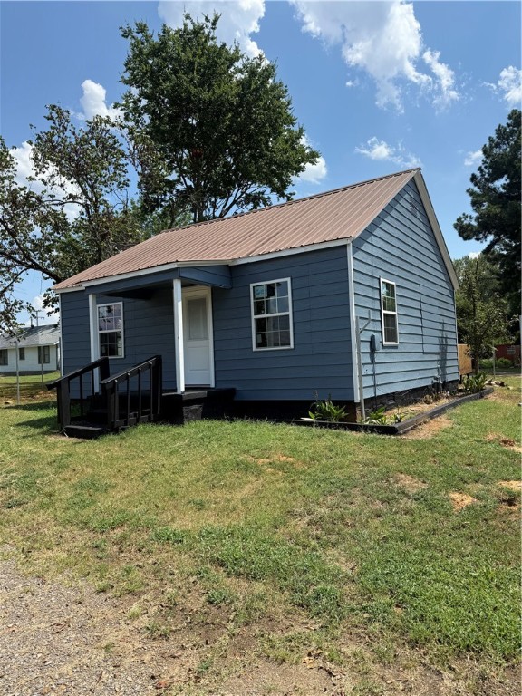 Check out this fully remodeled 2-bedroom home located in the heart of town! It features a spacious living area, an open-concept kitchen, and comes with a refrigerator and stove included. Just minutes from the school, hospital, and downtown.