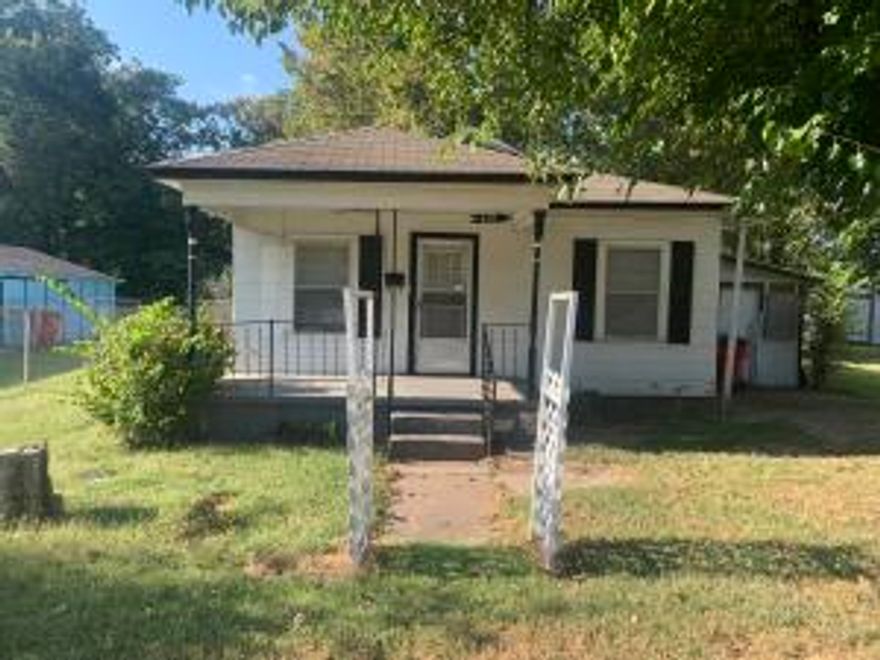 Great investment opportunity or starter home? Look no further. This 2 bed 1 bath has a great location in down town Dardanelle. With it just minutes from Wal Mart and the River you can do your shopping or relaxing. With a little TLC this will be a great investment!