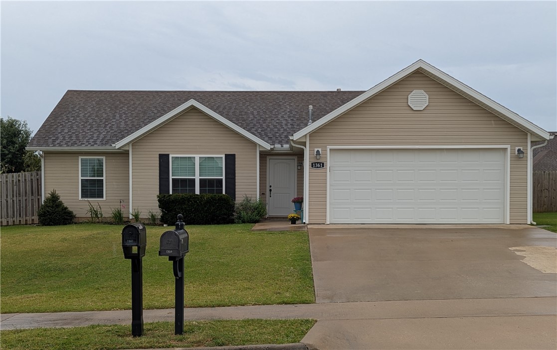 Welcome to the market a charming 3 bedroom, 2 bath home that's only a few blocks from Prairie Grove Battlefield Park and appx 15 minutes to the University of Arkansas. Main features include an open concept kitchen and living area with fresh paint as well as brand new carpet. Privacy fenced back yard. Great location, Offers many opportunities to make this your own.