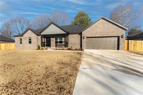 Single Family Residence in Gentry AR 200 Ryder Street 2.jpg