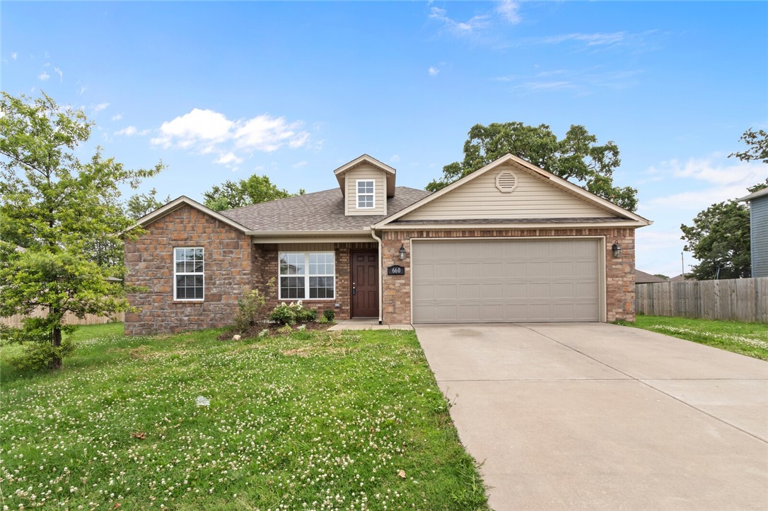 Wonderful 3 bed, 2 bath house in Centerton. New Roof in 2021. Property is currently being painted (electrical outlet covers may be off) new carpet, open/split floor plan. Quiet, highly sought-after neighborhood located close to Bentonville West High School and Centerton Gamble Elementary. Do not miss your opportunity to tour this property.