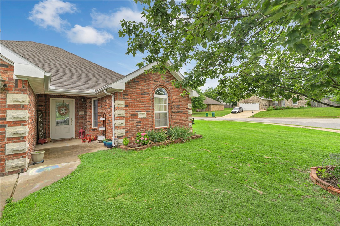 Welcome to 510 Warrick Way in Centerton, AR. This charming 3 bedroom, 2 bath home offers 1,544 sq ft on a desirable corner lot. Located just 15 minutes from XNA Airport and 25 minutes from downtown Bentonville and the Walmart Home Office, youāll love the convenience this location provides. Inside, enjoy an open layout with a spacious living area featuring a built-in ceiling sound system, perfect for movie nights or entertaining guests. Step outside to a generous fenced backyard, ideal for relaxing, gardening, or hosting gatherings. Donāt miss the opportunity to make this home your own in a growing and sought after area!